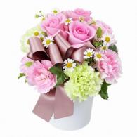 ピンクバラのナチュラルなアレンジメント