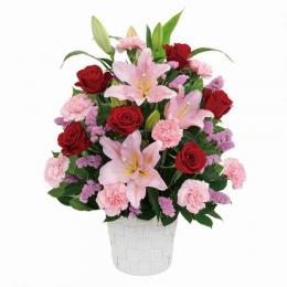 ピンクバラのナチュラルなアレンジメント