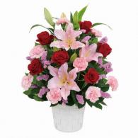 ピンクバラのナチュラルなアレンジメント