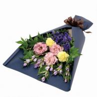 リンドウとトルコキキョウのシックな花束