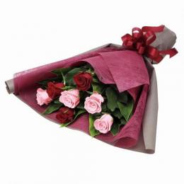 赤バラとピンクバラの花束